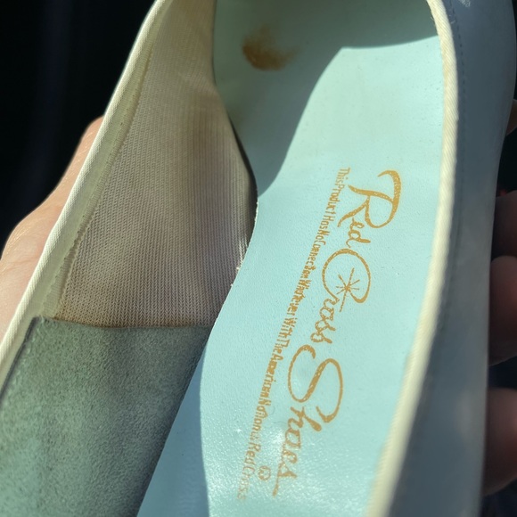 Vintage white mod leather shoes small heel Red Cross nurse sz 10 - Picture 9 of 9